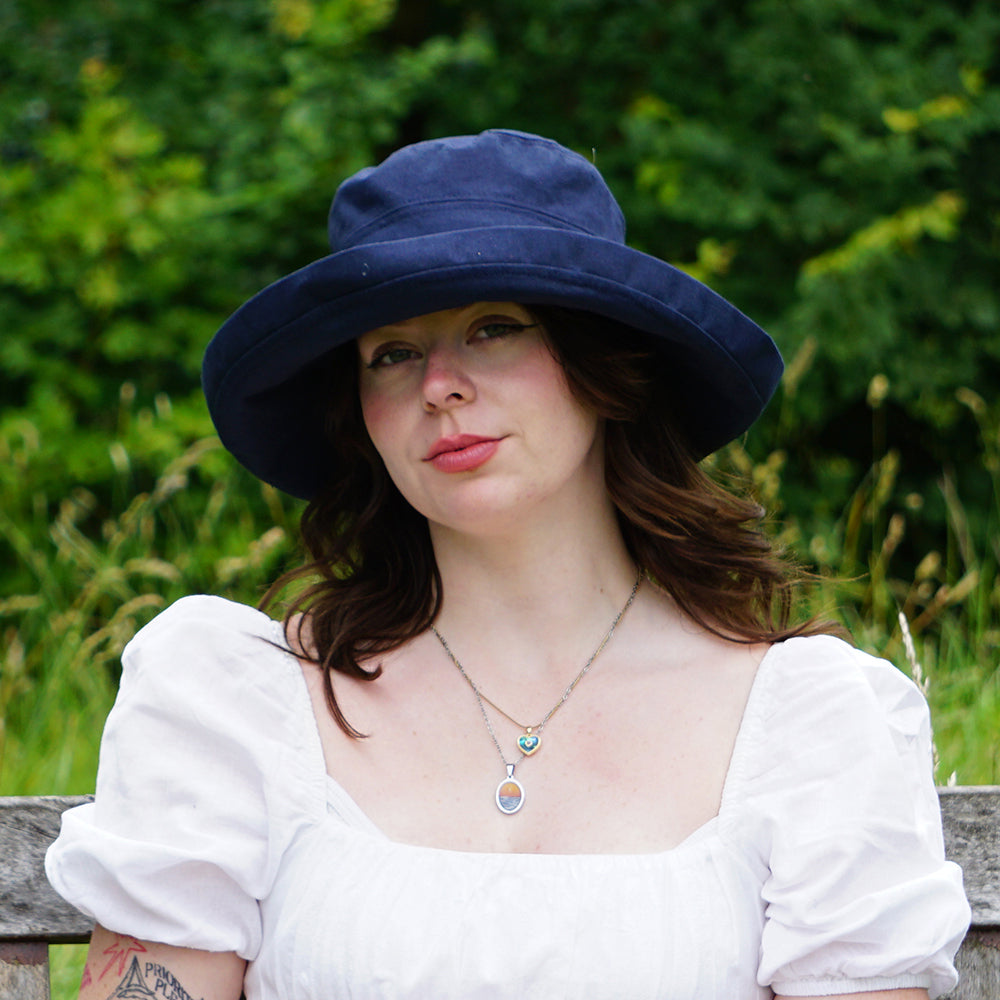 Chapeau Été en Lin et Coton Pliable Lily bleu marine SUR LA TÊTE