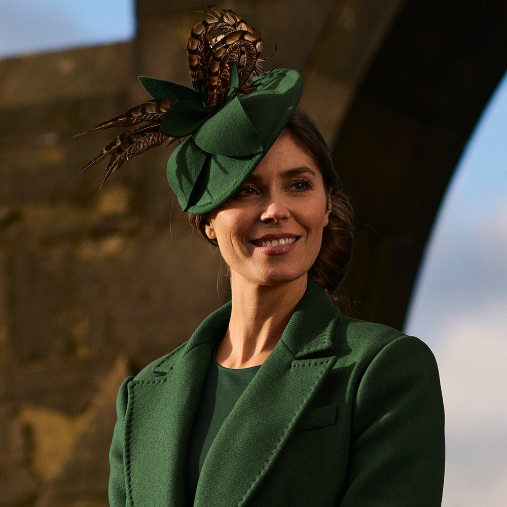 Chapeau Bibi Disque en Laine Feutrée Avec Plumes olive FAILSWORTH