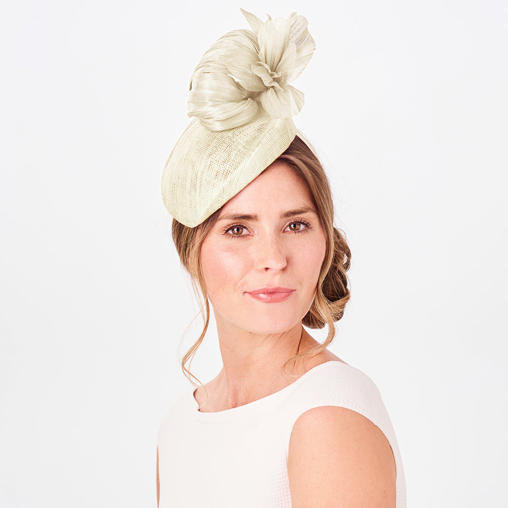 Chapeau Calot avec Fleur Eleanor ivoire FAILSWORTH