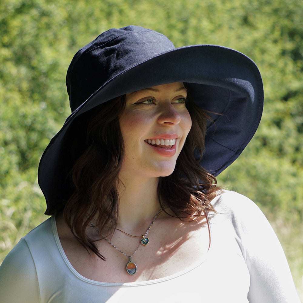 Chapeau Été en Lin et Coton Pliable Monaco bleu marine SUR LA TÊTE