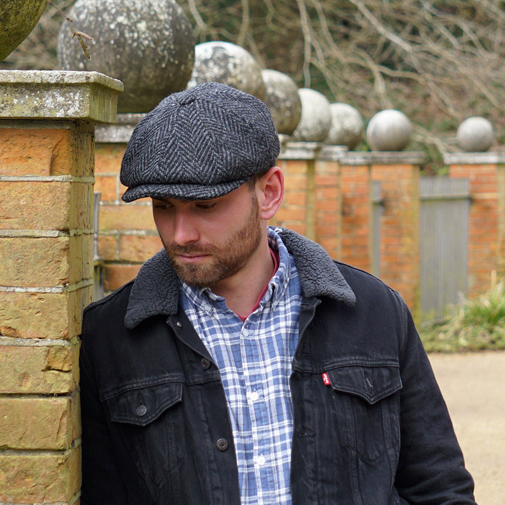 Casquette Gavroche en Tweed du Donegal Épais à Chevrons Glencoagh noir-anthracite JAXON & JAMES