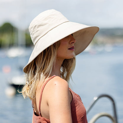 Chapeau Été en Lin et Coton Pliable Monaco beige SUR LA TÊTE
