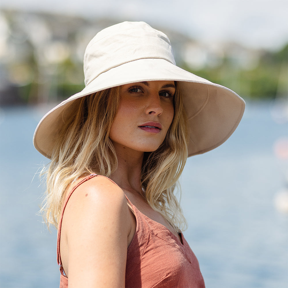 Chapeau Été en Lin et Coton Pliable Monaco beige SUR LA TÊTE