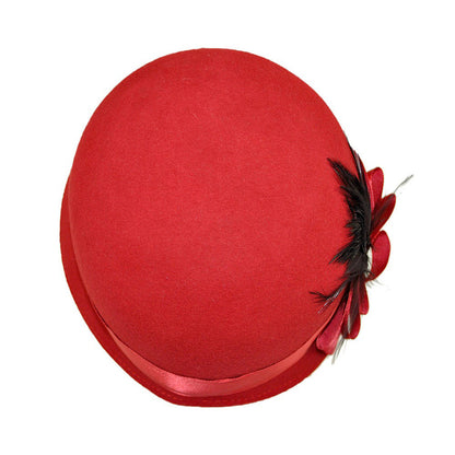 Chapeau Cloche Chloe rouge SUR LA TÊTE