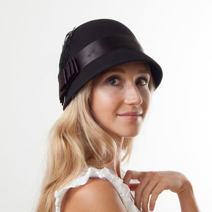 Chapeau Cloche Chloe noir SUR LA TÊTE