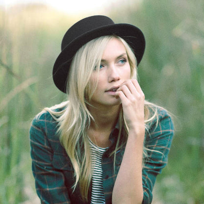 Chapeau Canotier Bernadette noir SUR LA TÊTE