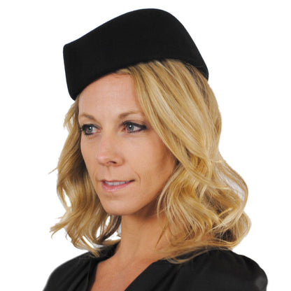 Chapeau Calot Hôtesse de l'Air noir SUR LA TÊTE