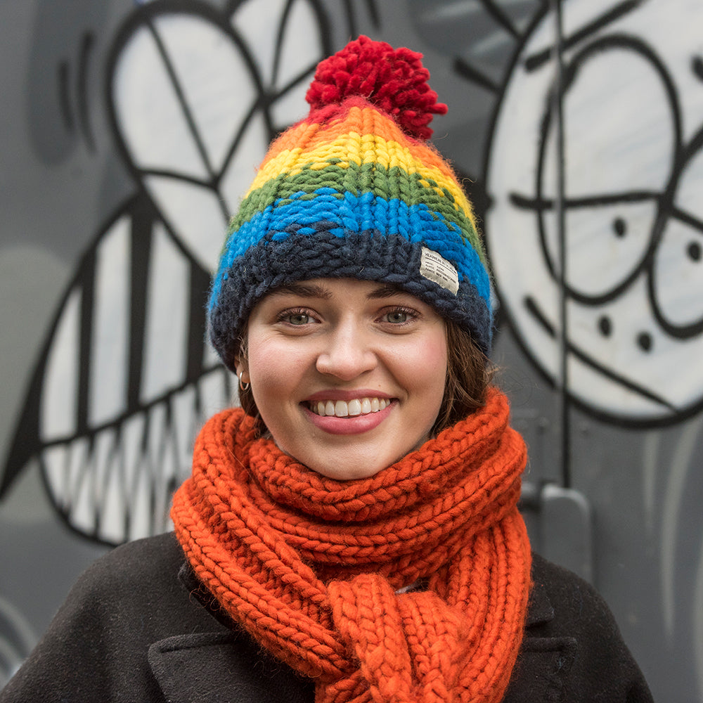 Bonnet à Pompon en Laine Point de Riz Arc-en-Ciel multicolore KUSAN