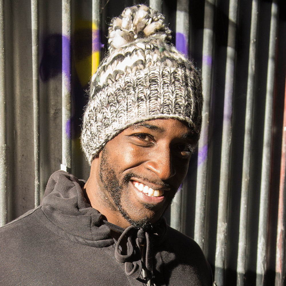 Bonnet à Pompon en Laine Irrégulière noir-blanc KUSAN